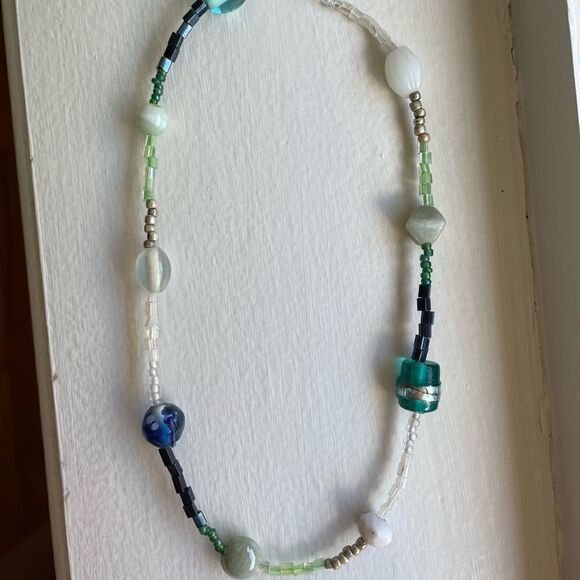 Beautiful beaded necklace  - Picture 2 of 7